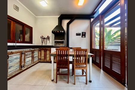 Casa à venda com 235m², 3 quartos e 4 vagas Casa à venda com 235m², 3 quartos e 4 vagasChurrasqueira