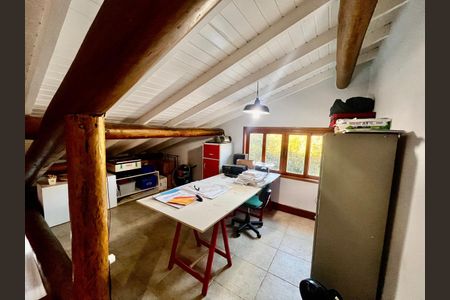 Casa à venda com 235m², 3 quartos e 4 vagas Casa à venda com 235m², 3 quartos e 4 vagasEscritório