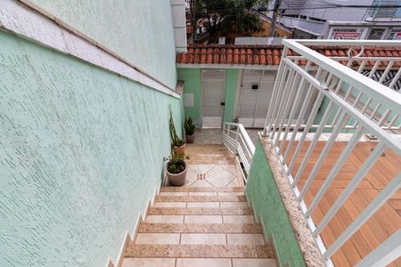 Casa à venda com 170m², 3 quartos e 2 vagasCorredor Lateral - Escada