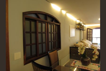 Casa à venda com 198m², 2 quartos e 2 vagasSala