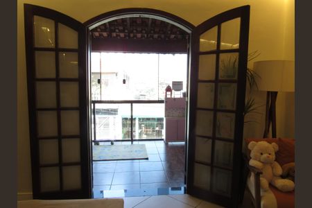 Casa à venda com 198m², 2 quartos e 2 vagasSala