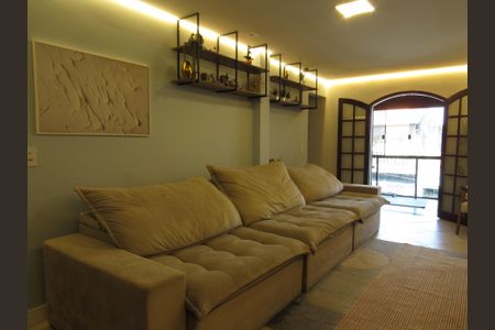 Casa à venda com 198m², 2 quartos e 2 vagasSala