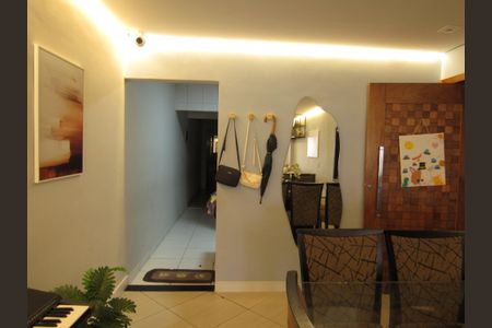 Casa à venda com 198m², 2 quartos e 2 vagasSala