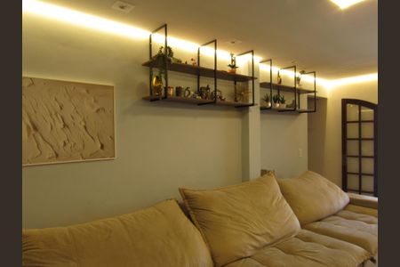 Casa à venda com 198m², 2 quartos e 2 vagasSala