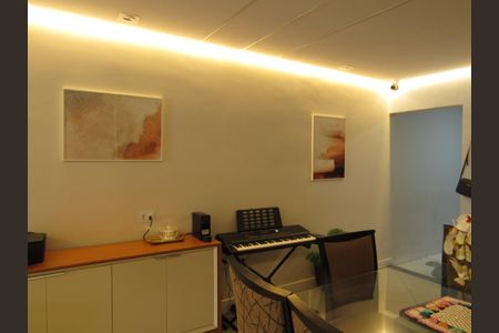 Casa à venda com 198m², 2 quartos e 2 vagasSala