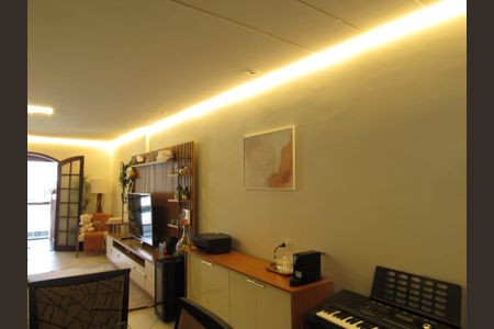 Casa à venda com 198m², 2 quartos e 2 vagasSala