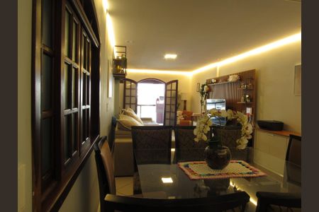 Casa à venda com 198m², 2 quartos e 2 vagasSala