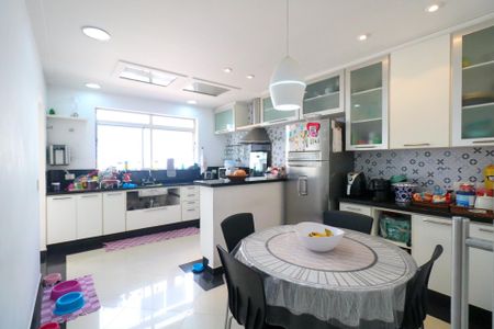 Casa à venda com 235m², 3 quartos e 7 vagasCozinha