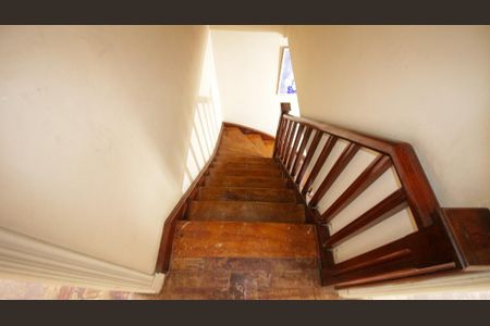 Casa à venda com 106m², 2 quartos e 2 vagas Casa à venda com 106m², 2 quartos e 2 vagasEscada