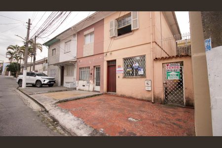 Casa à venda com 106m², 2 quartos e 2 vagas Casa à venda com 106m², 2 quartos e 2 vagasFachada