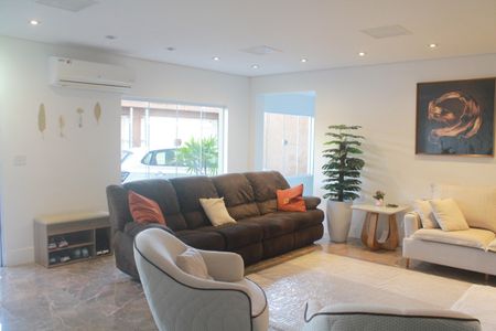 Casa à venda com 249m², 4 quartos e 4 vagasSala