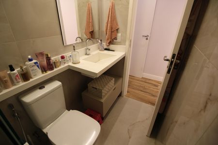 Casa de condomínio à venda com 142m², 4 quartos e 2 vagasBanheiro da Suíte