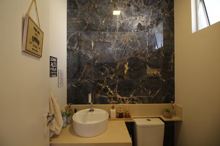 Casa de condomínio à venda com 142m², 4 quartos e 2 vagasLavabo