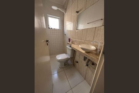 Casa à venda com 240m², 3 quartos e 3 vagas Casa à venda com 240m², 3 quartos e 3 vagasBanheiro 2