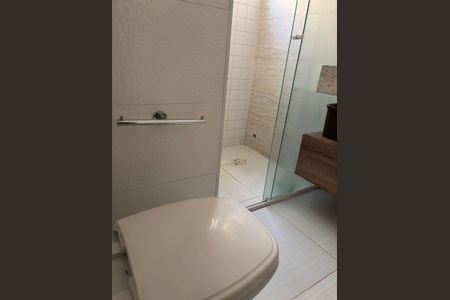 Casa à venda com 240m², 3 quartos e 3 vagas Casa à venda com 240m², 3 quartos e 3 vagasBanheiro 1