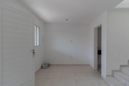 Casa à venda com 80m², 2 quartos e 2 vagasSala