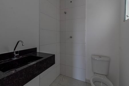 Casa à venda com 80m², 2 quartos e 2 vagasBanheiro da Suite 1
