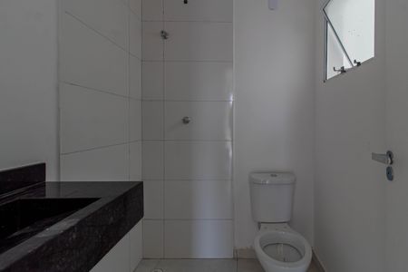 Casa à venda com 80m², 2 quartos e 2 vagasBanheiro da Suite 1