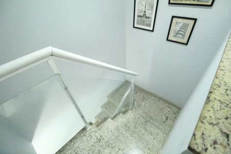 Casa de condomínio à venda com 140m², 4 quartos e sem vagaEscada