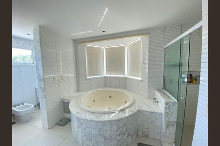 Casa à venda com 612m², 5 quartos e 4 vagasSuíte 5 - Banheiro