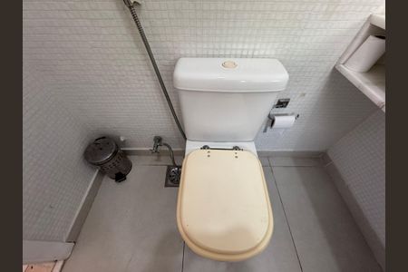 Casa à venda com 612m², 5 quartos e 4 vagasSuíte 1 - Banheiro