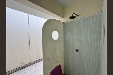 Casa à venda com 612m², 5 quartos e 4 vagasÁrea externa - Banheiro
