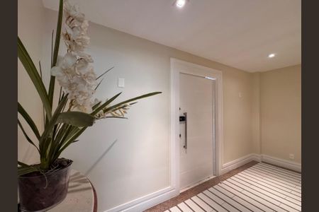 Casa à venda com 612m², 5 quartos e 4 vagasSala