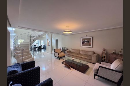 Casa à venda com 612m², 5 quartos e 4 vagasSala