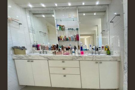 Casa à venda com 612m², 5 quartos e 4 vagasSuíte 5 - Banheiro