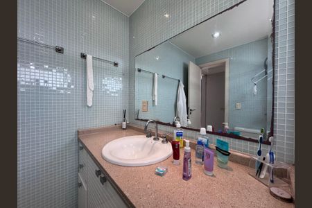 Casa à venda com 612m², 5 quartos e 4 vagasSuíte 4 - Banheiro