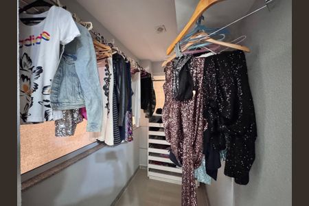 Casa à venda com 612m², 5 quartos e 4 vagasSuíte 2- Closet