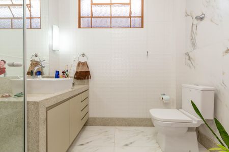 Casa à venda com 264m², 4 quartos e 6 vagasBanheiro 1