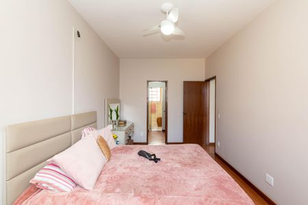 Casa à venda com 264m², 4 quartos e 6 vagasSuíte