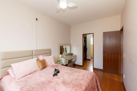 Casa à venda com 264m², 4 quartos e 6 vagasSuíte