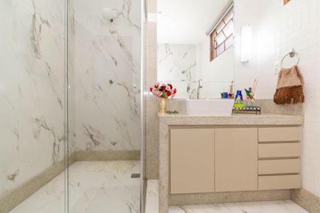 Casa à venda com 264m², 4 quartos e 6 vagasBanheiro 1