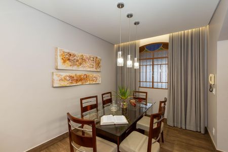 Casa à venda com 264m², 4 quartos e 6 vagasSala