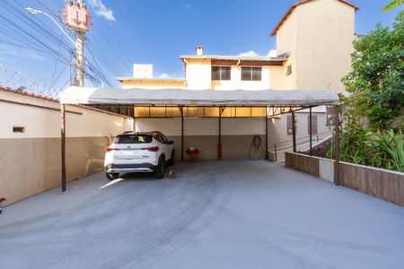Casa à venda com 264m², 4 quartos e 6 vagasGaragem