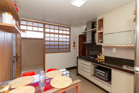 Casa à venda com 264m², 4 quartos e 6 vagasCozinha