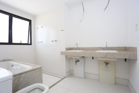 Apartamento à venda com 230m², 4 quartos e 4 vagasBanheiro da Suíte 4