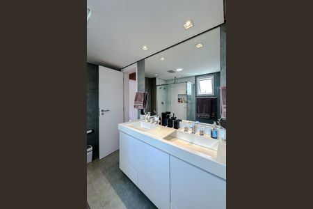 Apartamento à venda com 204m², 3 quartos e 4 vagas Apartamento à venda com 204m², 3 quartos e 4 vagasBanheiro da Suíte 2