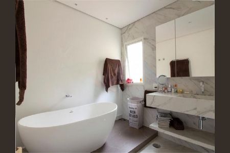 Casa à venda com 341m², 4 quartos e 4 vagas