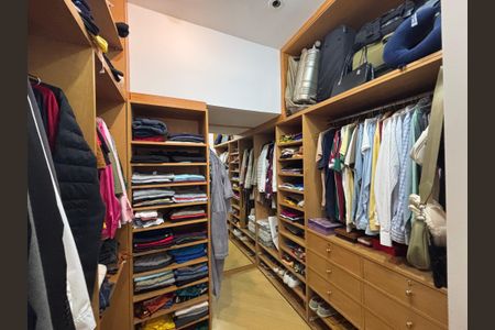 Apartamento à venda com 234m², 4 quartos e 1 vaga Apartamento à venda com 234m², 4 quartos e 1 vagaSuíte - closet