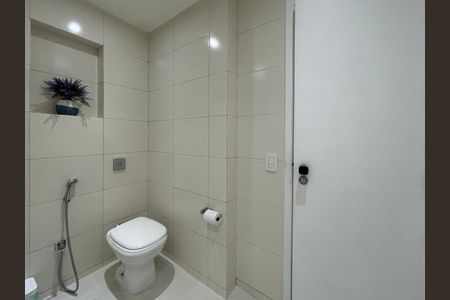 Apartamento à venda com 234m², 4 quartos e 1 vaga Apartamento à venda com 234m², 4 quartos e 1 vagaBanheiro social