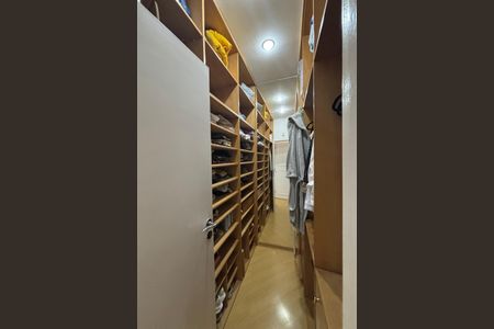 Apartamento à venda com 234m², 4 quartos e 1 vaga Apartamento à venda com 234m², 4 quartos e 1 vagaQuarto 2 - closet