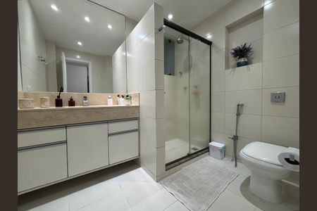 Apartamento à venda com 234m², 4 quartos e 1 vaga Apartamento à venda com 234m², 4 quartos e 1 vagaBanheiro social