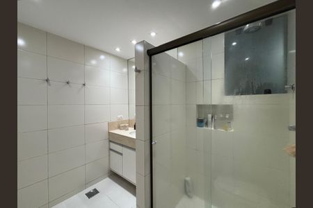 Apartamento à venda com 234m², 4 quartos e 1 vaga Apartamento à venda com 234m², 4 quartos e 1 vagaBanheiro social