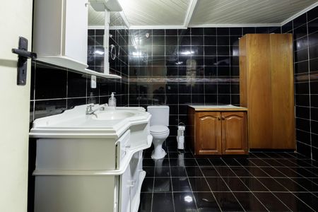 Casa à venda com 240m², 3 quartos e 4 vagas Casa à venda com 240m², 3 quartos e 4 vagasBanheiro Social 2