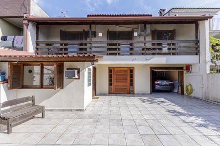 Casa à venda com 240m², 3 quartos e 4 vagas Casa à venda com 240m², 3 quartos e 4 vagasFachada