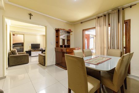 Casa à venda com 240m², 3 quartos e 4 vagas Casa à venda com 240m², 3 quartos e 4 vagasSala 2