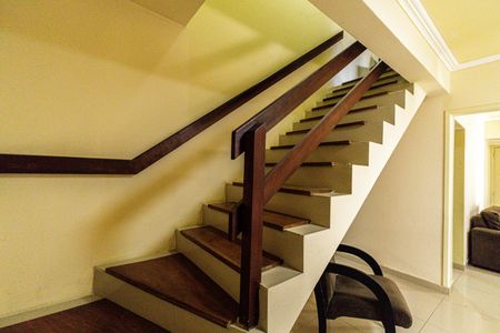 Casa à venda com 240m², 3 quartos e 4 vagas Casa à venda com 240m², 3 quartos e 4 vagasEscada